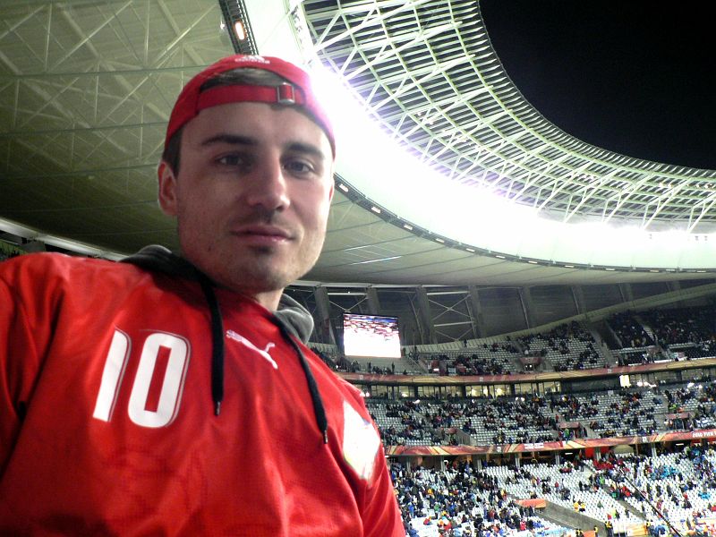 JAR 546.JPG - Po zkušenosti z minulého MS v Německu nemám rád Italské fanoušky a Paraguay se mi nechtělo fandit, vzal jsem si na zápas český dres.